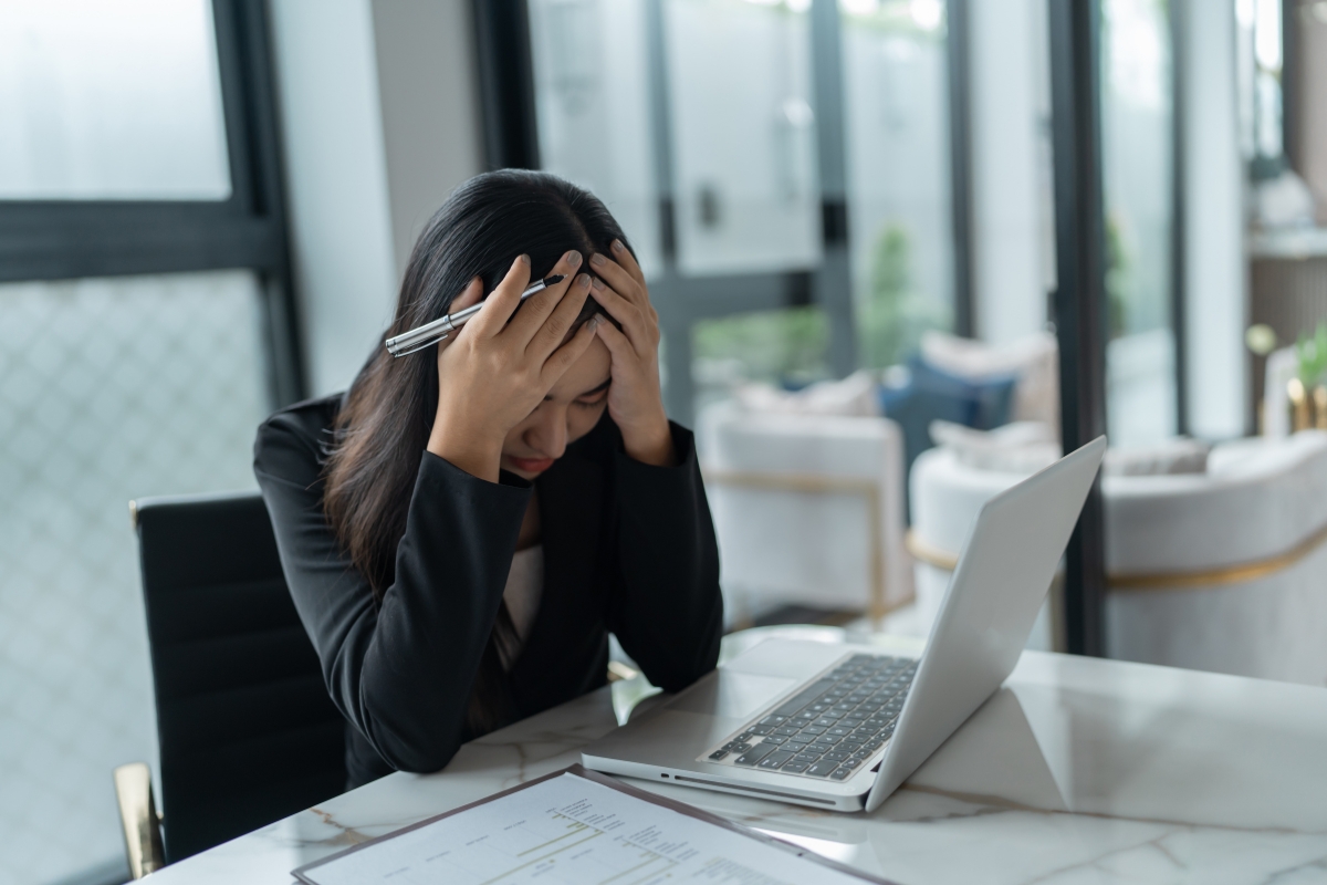 BIỂU TƯỢNG NGÂN HÀNG VÀ THẺ BẢO HIỂM Y TẾ MINH HỌA CHO DỊCH VỤ CHO VAY HỢP PHÁP